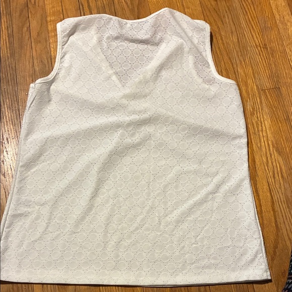 Elegant White Eyelet V-Neck Tank Top - Picture 5 of 8